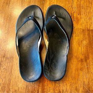 OluKai Honu Flip Flop Women Size US 9/EUROPE 39 Black EUC